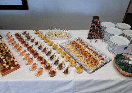 Catering von der Hermannsberg - Schön dekorierter Buffet-Tisch mit verschiedenen Häppchen