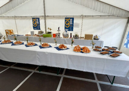 Catering von der Hermannsberg - Schön dekorierter Buffet-Tisch mit verschiedenen Speisen