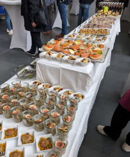 Catering von der Hermannsberg - Schön dekorierter Buffet-Tisch mit verschiedenen Häppchen bei einer Feier