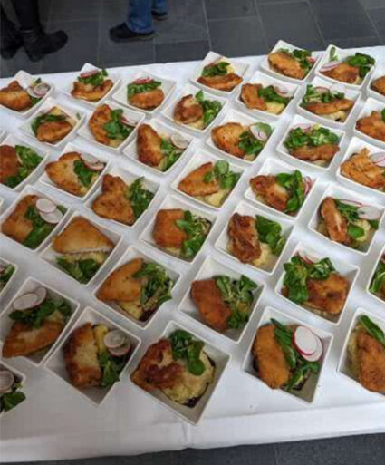 Catering von der Hermannsberg - Nahaufnahme vom Buffet-Tisch mit verschiedenen Häppchen