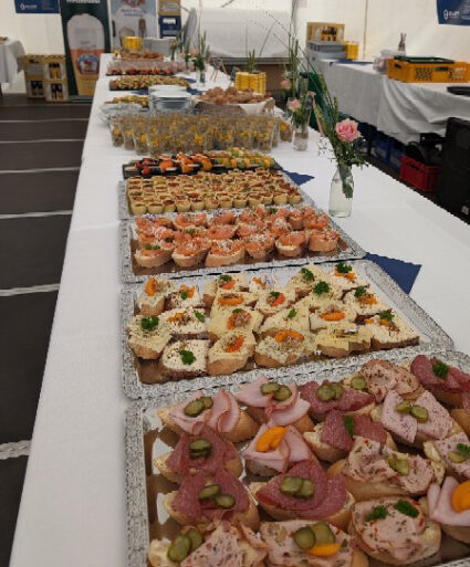 Catering von der Hermannsberg - Schön dekorierter Buffet-Tisch mit verschiedenen Häppchen