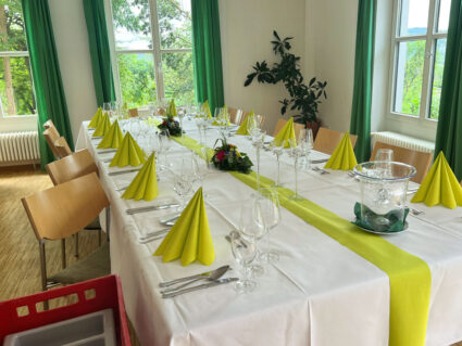 Ein schön dekorierter Tisch im Gastzimmer wartet auf die ersten Gäste