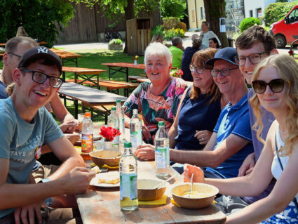 Glückliche Gäste bei einer Feier