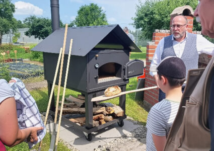 Feiern im Der Hermannsberg - Gäste bei der Aussenaktivitität "Brotbacken"