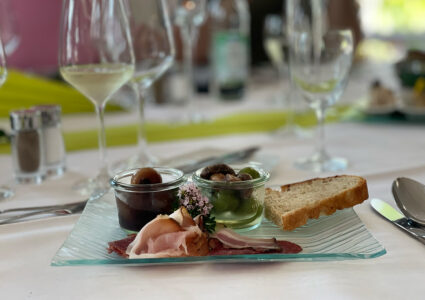 Feiern im Der Hermannsberg - Eine Auswahl unterschiedlicher Antipasti auf einem schön dekorierten Tisch