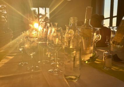 Feiern im Der Hermannsberg - Die untergehende Sonne wirft zur golden Hour ihre Strahlen durch das Fenster im Gastzimmer auf verschiedene Gläser.