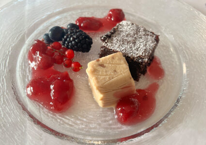 Feiern im Der Hermannsberg - Dessertvariation mit kleinen Küchlein und Waldfrüchten