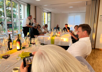 Familienfeier im Der Hermannsberg - Zahlreiche Gäste amüsieren sich im Rahmen einer Feier und genießen eine gute Zeit