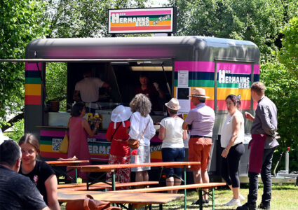 Der Hermannsberg on Tour - Warteschlange mit Gästen vor dem Food-Truck