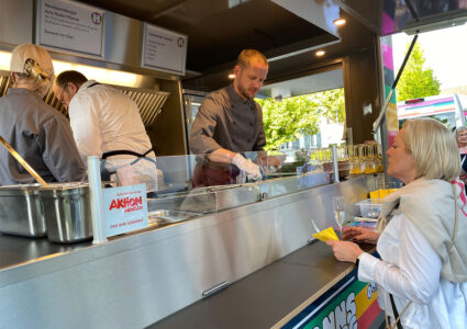 Food-Trailer Der Hermannsberg - Eine Kundin gibt eine Bestellung auf