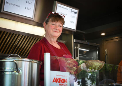 Eine Mitarbeiterin des Der Hermannsberg-Food-Trailers bei der Arbeit
