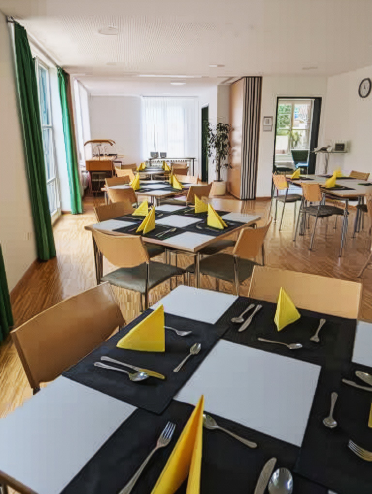 Tagen im Der Hermannsberg - Großer Tagungsraum mit dekorierten Tischen