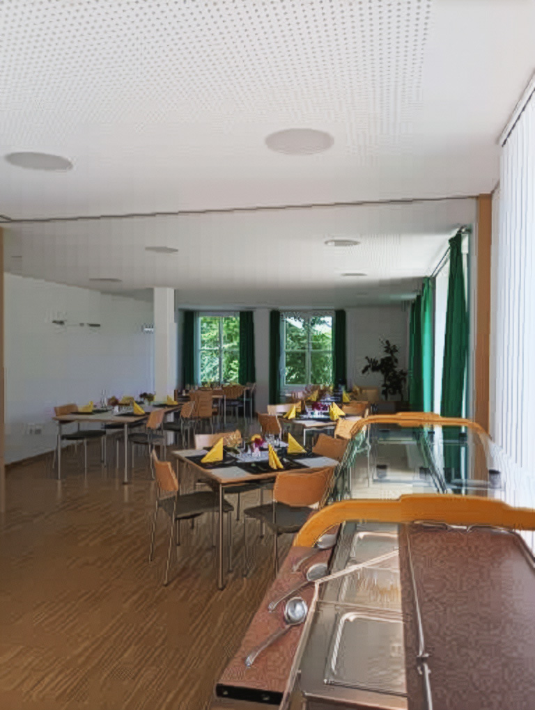 Tagen im Der Hermannsberg - Großer Tagungsraum mit dekorierten Tischen und Buffet